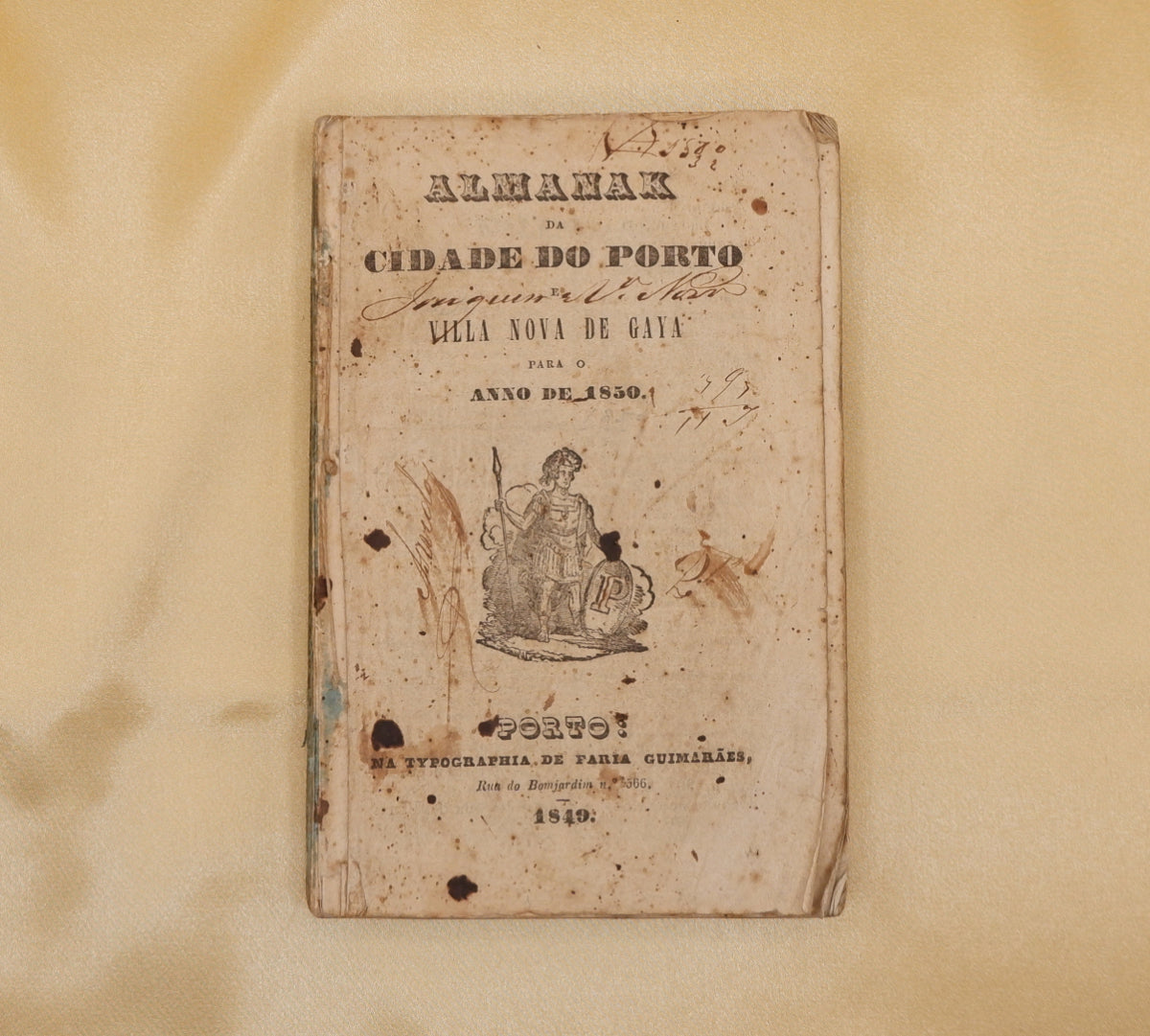 AP01LT25 - ALMANAK DA CIDADE DO PORTO E VILLA NOVA DE GAYA PARA O ANNO DE 1850. Porto. Typographia de Faria Guimarães. 1849. 207 pp. 16,1 X 10,5 cm. B.