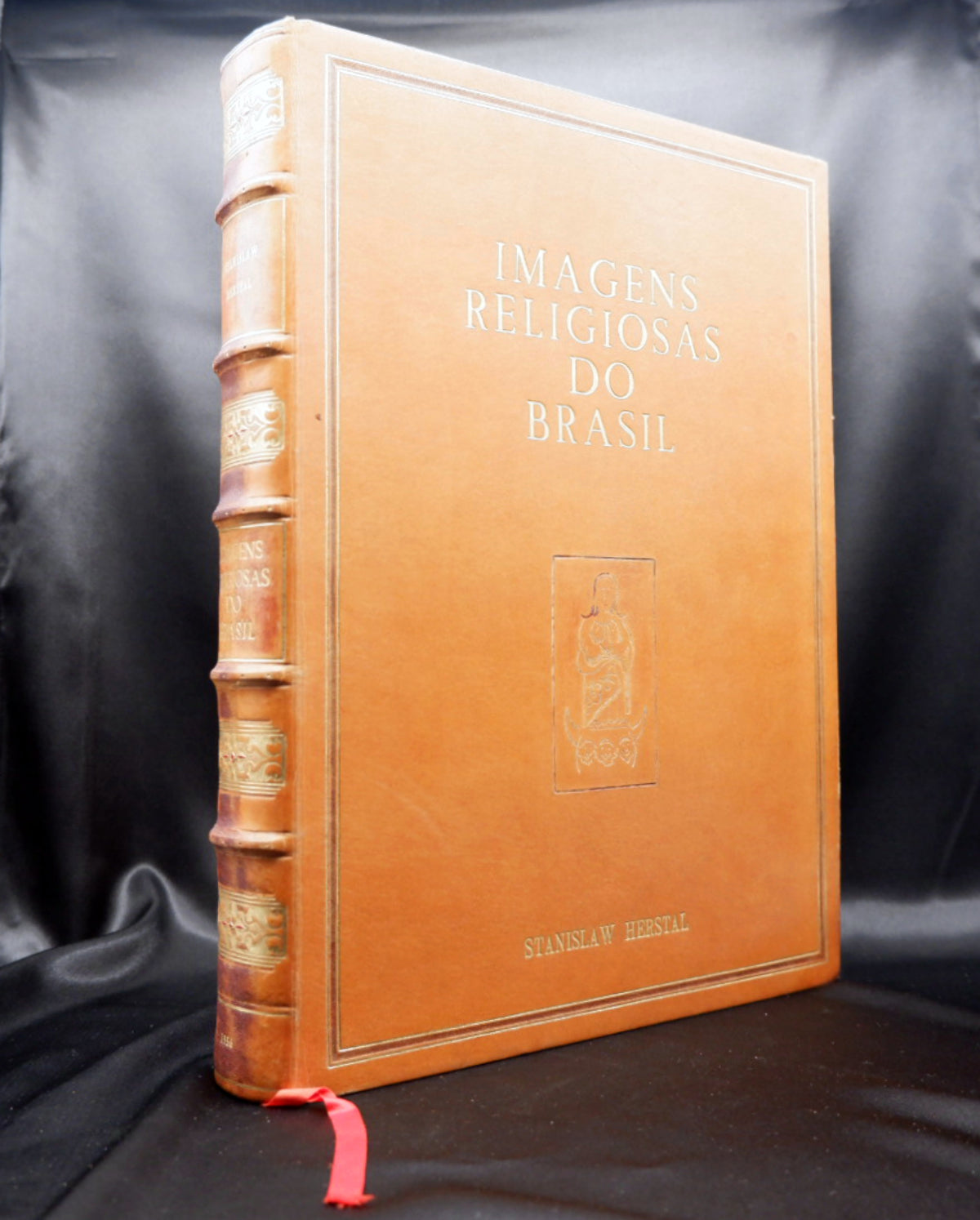 AP02LT05 – Herstal, Stanislaw – IMAGENS RELIGIOSAS DO BRASIL = RELIGIOUS IMAGES OF BRAZIL. São Paulo. Sociedade Brasileira de Expansão Comercial e Autor. 1956. 304 (18) pp. 32 cm x 22,9 cm. E.