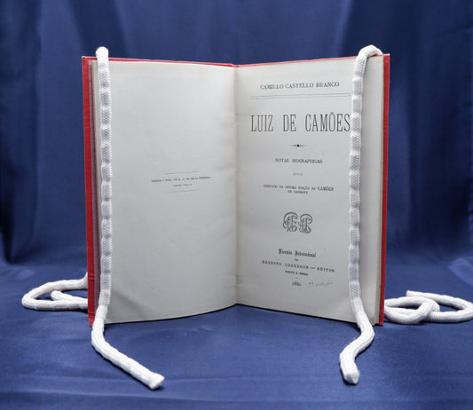 AP02LT13 – Castelo Branco, Camilo – LUIZ DE CAMÕES. NOTAS BIOGRÁFICAS. PREFÁCIO DA SETIMA EDIÇÃO DO CAMÕES DE GARRET. Porto. Livraria Internacional de Ernesto Chardron. Editor. 1880. 78 pp. 18 cm x 12,2 cm. E.