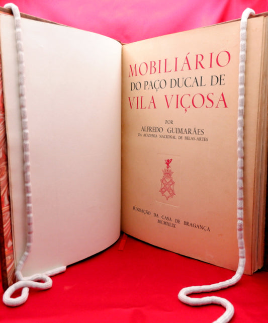 AP02LT20 – Guimarães, Alfredo – MOBILIÁRIO DO PAÇO DUCAL DE VILA VIÇOSA. Lisboa. Fundação da Casa de Bragança / Livraria Sá da Costa – Editora. 1949. 130 (1) pp. (+ 99 (17) fotogravuras). 31,6 cm x 23,8 cm. E.