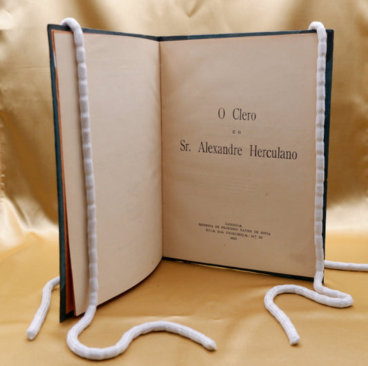 AP02LT30 – Castelo Branco, Camilo – O CLERO E O SR. ALEXANDRE HERCULANO. Lisboa. Imprensa de Francisco Xavier de Souza. 1850. [Casa Ventura Abrantes. s.d.]. 14 (2) pp. 22,8 cm x 16,3 cm. E.