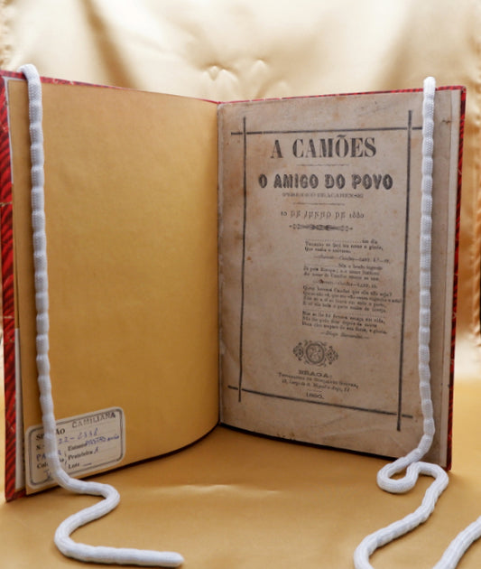 AP02LT32 – Castelo Branco, Camilo; Pimentel, Adolfo; Pereira Caldas, et al. – O AMIGO DO POVO (PERIODICO BRACARENSE): A CAMÕES. Braga. Typographia de Gonçalves Gouvea. 1880