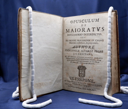 AP02LT37 – Pegas, Manuel Álvares– OPUSCULUM DE MAIORATVS POSSESSORIO INTERDICTO: SEU DE ORDINE PROCEDENDI IN CAUSIS MAIORATUS POSSESSIONIS, & PROPRIETATIS. Lisboa. Typographia de Miguel Deslandes. 1695