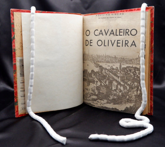 AP02LT44 – Ribeiro, Aquilino – O CAVALEIRO DE OLIVEIRA. Porto. Livraria Lello, Limitada – Editora. s.d. 100 pp. (2 + 4 estampas). 18,6 cm x 11,4 cm. E.