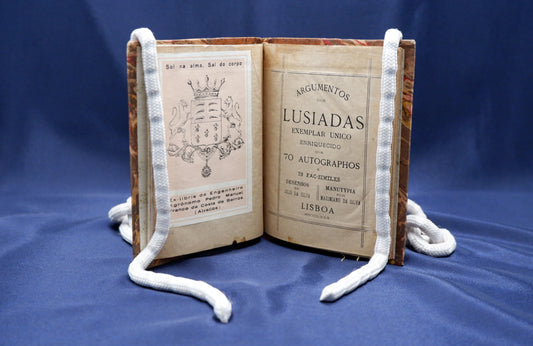 AP03LT09 – Silva, Júlio da (ilustrações) & Silva, Maximiano da (monotipia) – ARGUMENTOS DOS LUSIADAS. EXEMPLAR ÚNICO ENRIQUECIDO COM 70 AUTOGRAPHOS E 29 FAC-SIMILES. Lisboa. s. n. 1880