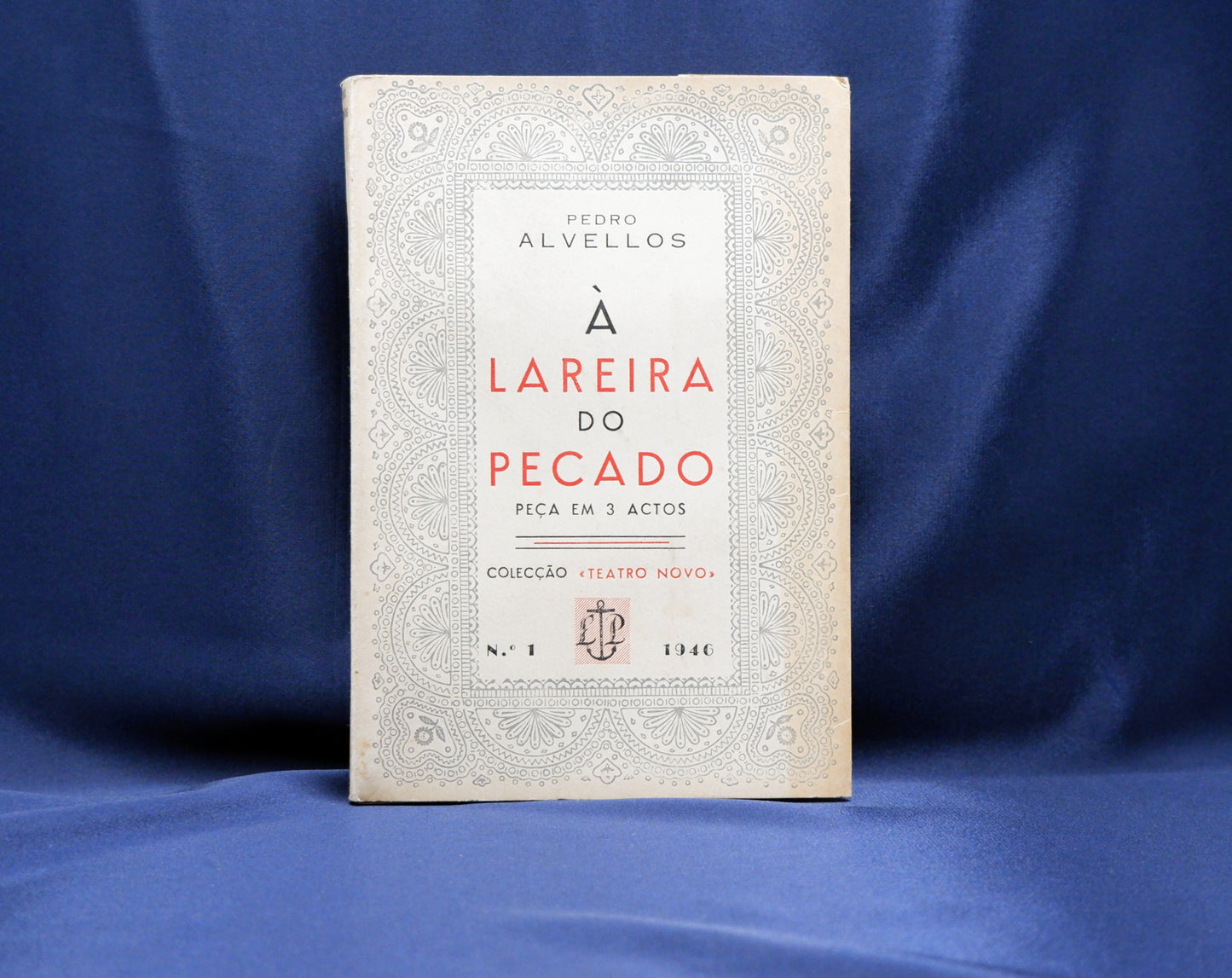 AP03LT24 – Alvellos, Pedro [Barros, Pedro Manuel Franco da Costa de] – À LAREIRA DO PECADO. PEÇA EM 3 ACTOS. Col. «Teatro Novo», n.º 1. Lisboa. Editorial do Povo. 1946