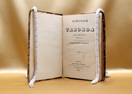 AP03LT34 – ALMANACH TABORDA PRA O ANNO DE 1867 (PRIMEIRO ANNO). Lisboa. Typographia Universal de Thomaz Quintino Antunes. 1866. 224 pp. enc. com: – Loureiro, Urbano – BOCAGE. ANNUARIO DE CACHOLETAS (1.º ANNO). Porto. Typographia Lusitana. 1867