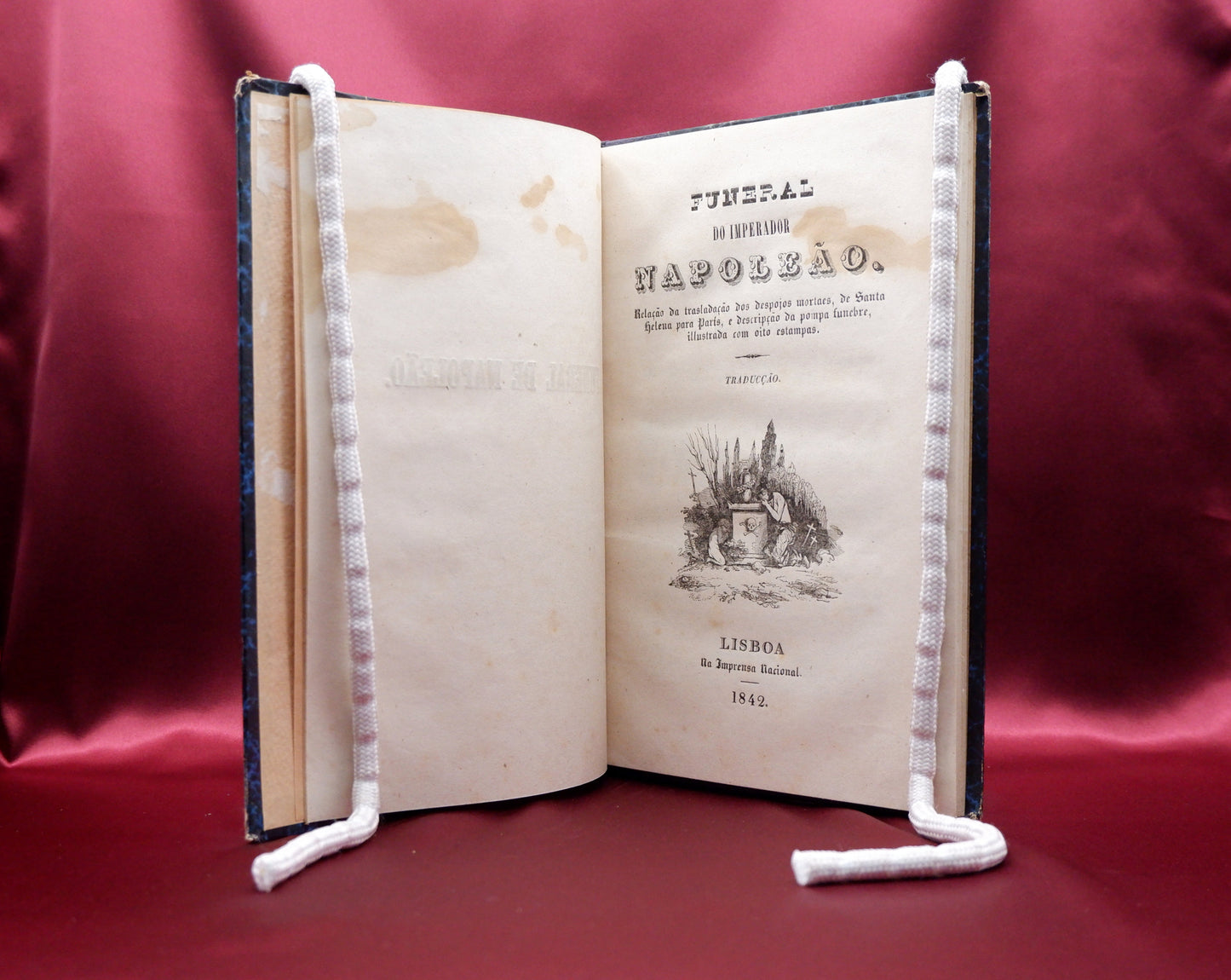 AP04LT14 – [NAPOLEÃO BONAPARTE; MIGUEL ÂNGELO LUPI] FUNERAL DO IMPERADOR NAPOLEÃO. RELAÇÃO DA TRASLADAÇÃO DOS DESPOJOS MORTAES, DE SANTA HELENA PARA PARIS, E DESCRIPÇÃO DA POMPA FUNEBRE, ILUSTRADA COM OITO ESTAMPAS. Lisboa. Imprensa Nacional. 1842