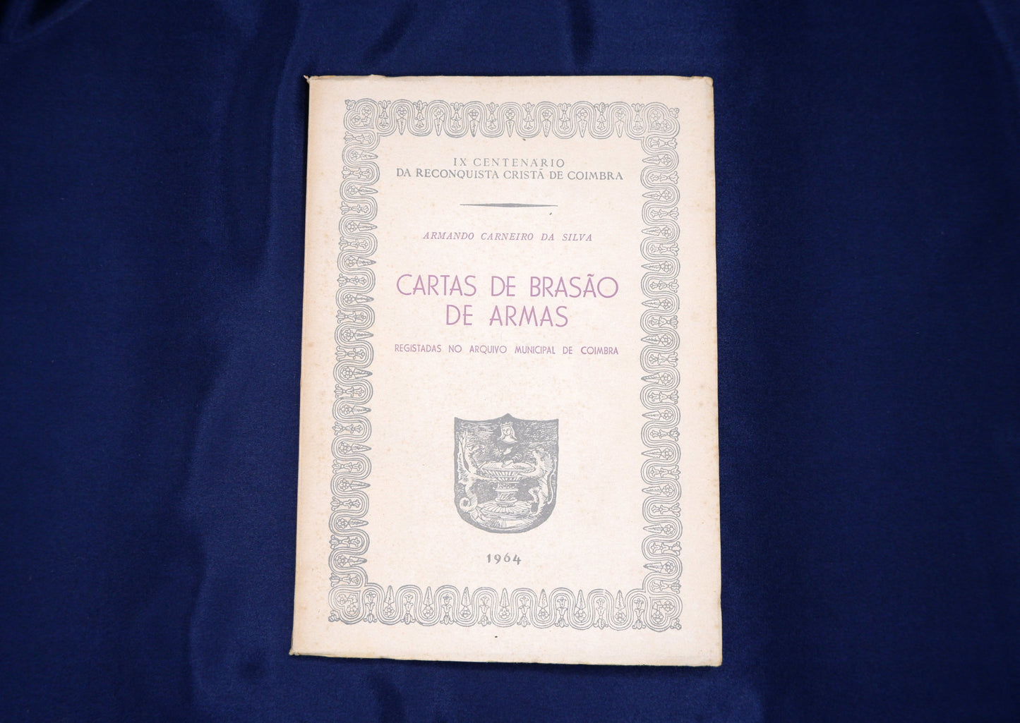 AS01LT31 – Silva, Armando Carneiro da – CARTAS DE BRASÃO DE ARMAS REGISTADAS NO ARQUIVO MUNICIPAL DE COIMBRA. Sep. do Arquivo Coimbrão, vols. XIX-XX. Coimbra. [Coimbra Editora]. 1957