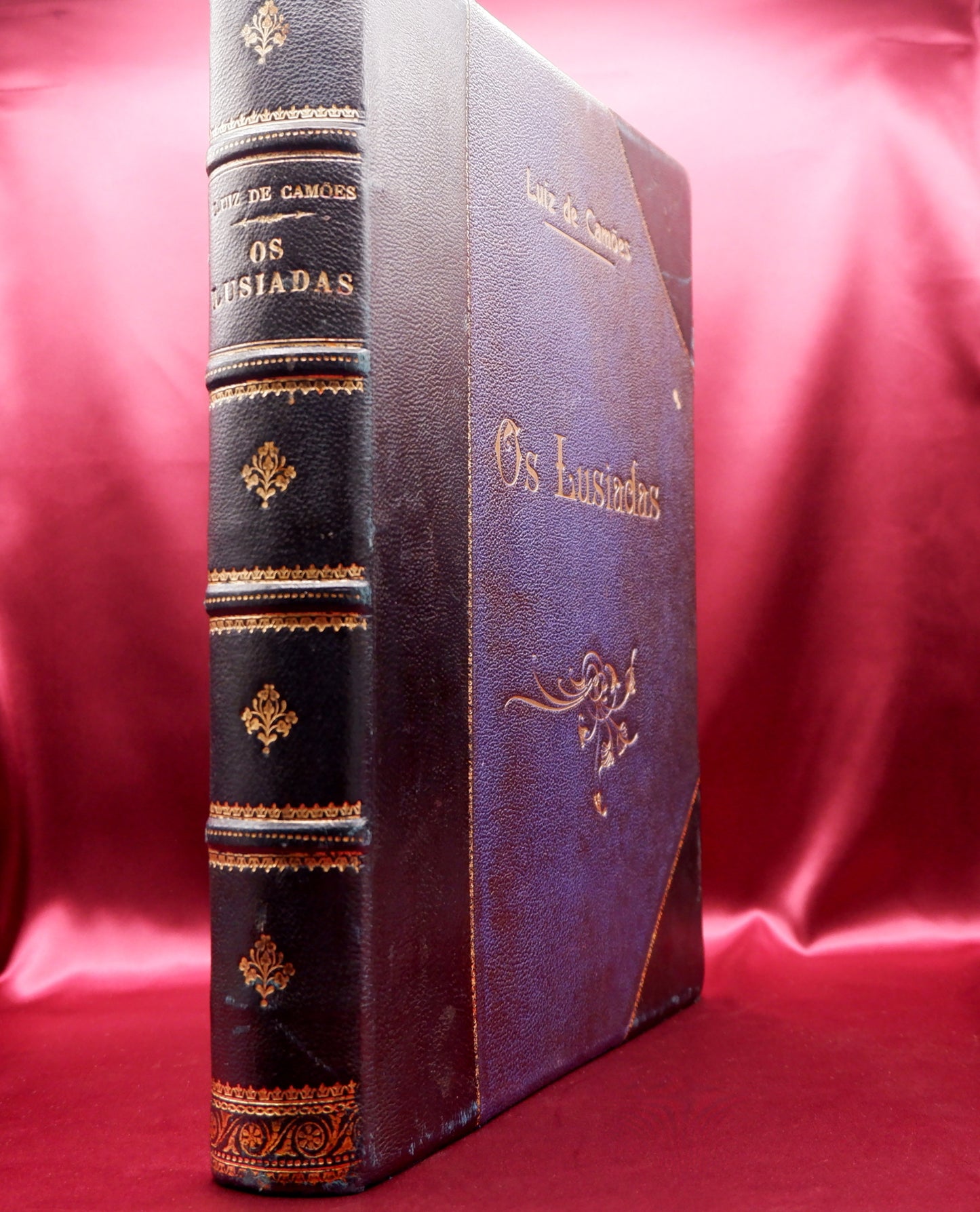 AS02LT07 – [CAMONIANA] Camões, Luiz de – OS LUSIADAS. Paris. Guillard, Aillaud & Cia, Editores. 1889