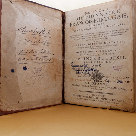 AS02LT27 – Sousa, Emmanuel de & Sa, Joachim Joseph das Costa & – NOVEAU DICTIONNAIRE FRANÇOIS-PORTUGAIS, COMPOSÉ PAR LE CAPITAINE EMANUEL DE SOUSA, &c. 2 Tomos. Lisboa. Borel, Borel, & Compagnie [Simão Tadeu Ferreira]. 1784