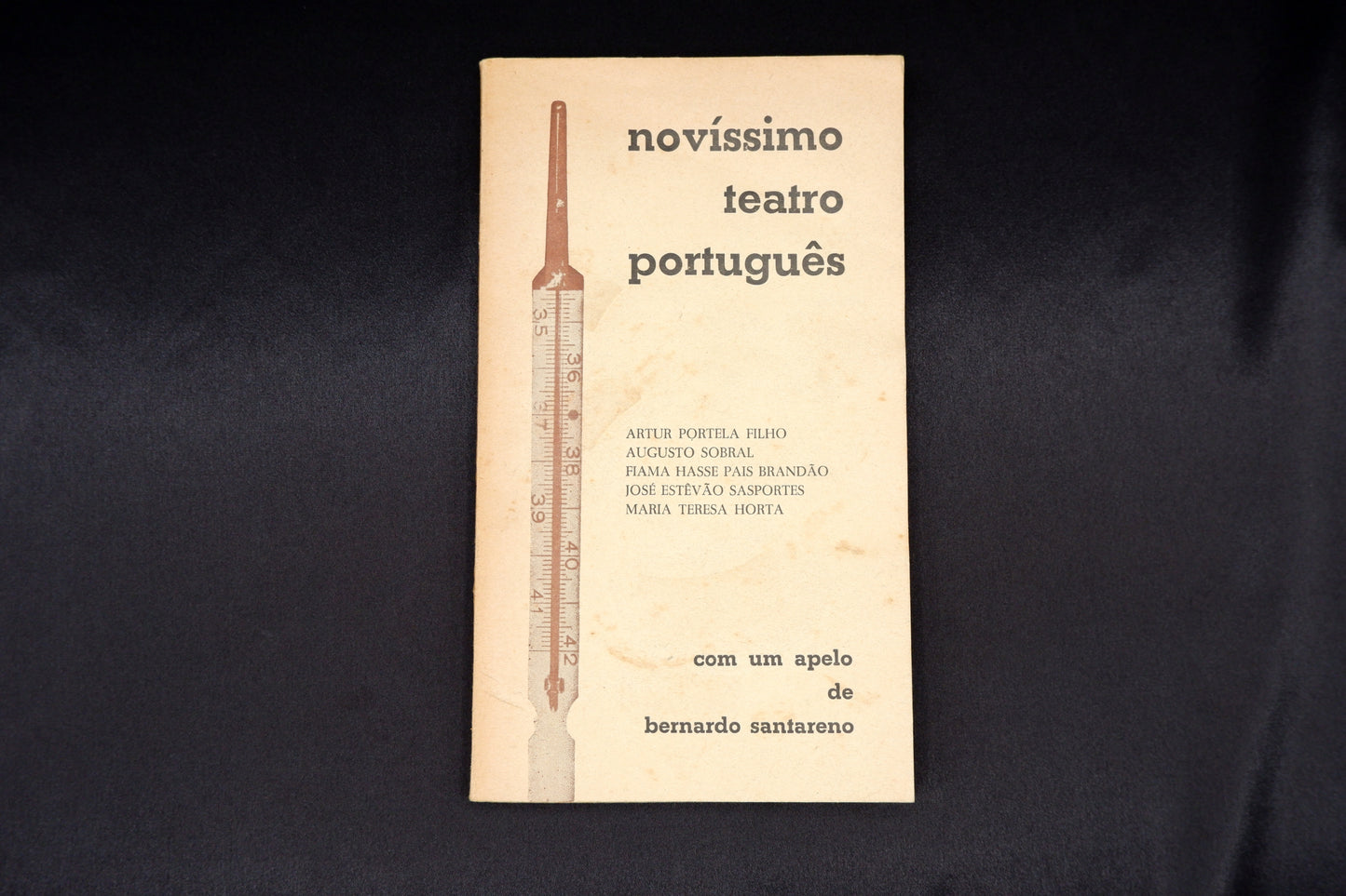 AS03LT03 – [TEATRO] AAVV – NOVÍSSIMO TEATRO PORTUGUÊS. COM UM APELO DE BERNARDO SANTARENO. Lisboa. Ao sol. s.d. [1962]