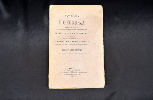 AS03LT09 – Braga, Theophilo – ANTOLOGIA PORTUGUEZA: TRECHOS SELECTOS COORDENADOS SOB CLASSIFICAÇÃO DOS GENEROS LITTERARIOS E PRECEDIDOS DE UMA POETICA HISTÓRICA PORTUGUEZA. Porto. Livraria Universal de Magalhães & Moniz – Editores. 1876.