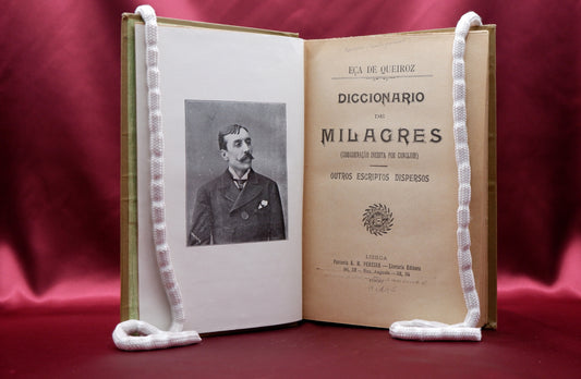 AS03LT28 – Queiroz, Eça de – DICCIONARIO DE MILAGRES. Lisboa. Parceria A. M. Pereira – Livraria Editora. 1900