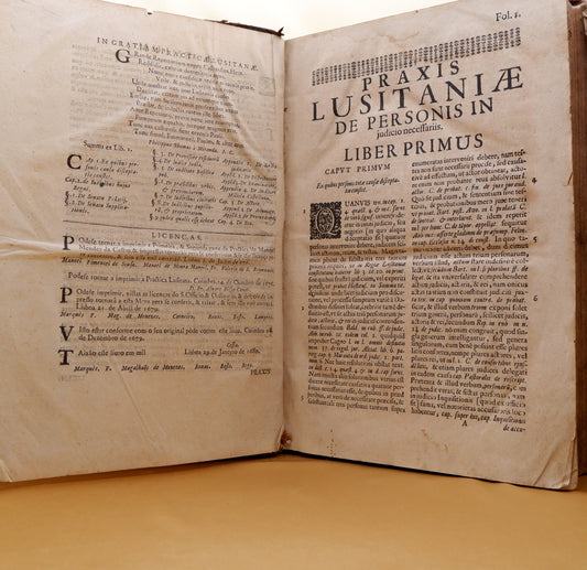 AS03LT37 – [DIREITO] Castro, Emmanvele Mendes de [Castro, Manuel Mendes de] – PRACTICA LUSITANA, &c. Conimbricæ [Coimbra]. Benedictum Secum Ferreyra, S. Officij Typ. [Bento Seco Ferreira]. 2 Tomos c/ index. 1733