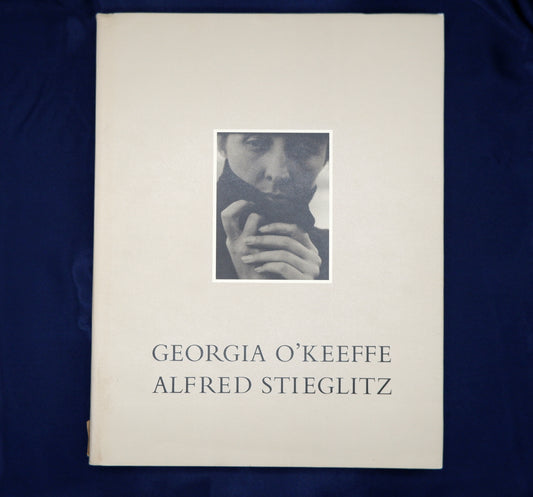 AS04LT01 – O’Keeffe, Georgia (texto) & Stieglitz, Alfred (fotog.) – GEORGIA O’KEEFFE: A PORTRAIT. New York. The Metropolitan Museum of Art. 1978