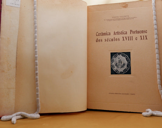 AS04LT15 – Valente, Vasco – CERÂMICA ARTÍSTICA PORTUENSE DOS SÉCULOS XVIII E XIX. Porto. Livraria Fernando Machado. s.d.