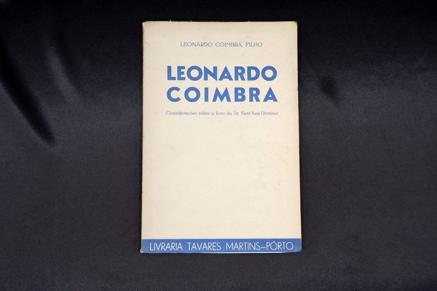 AS04LT38 – Coimbra (Filho), Leonardo, – LEONARDO COIMBRA: CONSIDERAÇÕES SÔBRE O LIVRO DO DR. SANT’ANA DIONÍSIO. Pôrto. Livraria Tavares Martins. 1936