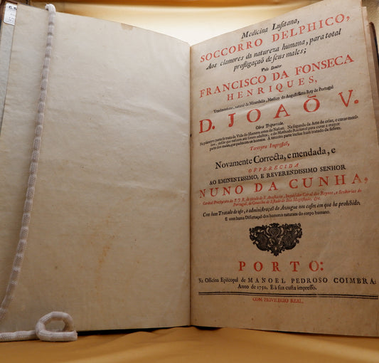 AS06LT02 – [MEDICINA; D. JOÃO V] Henriques, Francisco da Fonseca – MEDICINA LUSITANA, SOCCORRO DELPHICO, AOS CLAMORES DA NATUREZA HUMANA, PARA TOTAL PROFLIGAÇAÕ DE SEUS MALES, &c. Porto. Officina Episcopal de Manoel Pedroso Coimbra. 1750