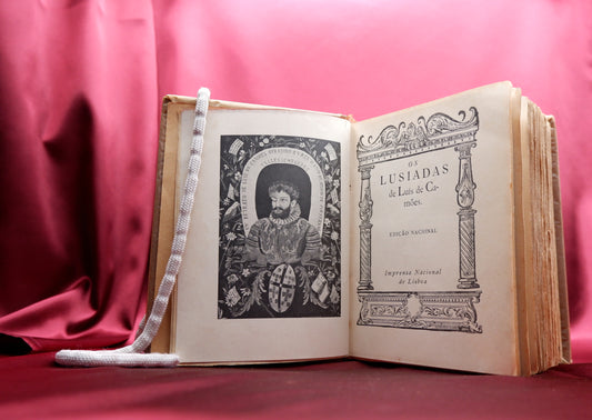 AS06LT07 – [CAMONIANA; AFONSO LOPES VIEIRA] Camões, Luís de – OS LUSÍADAS. Lisboa. Imprensa Nacional. 1928