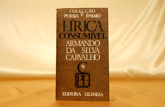 AS06LT68 – Carvalho, Armando da Silva – LÍRICA CONSUMÍVEL. Col. Poesia e Ensaio, 9. Lisboa. Editora Ulisseia. 1965