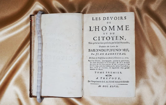 AS07LT03 – Pufendorf, Samuel von [Barbeyrac, Jean (trad.)] – LES DEVOIRS DE L’HOMME ET DU CITOYEN TELS QU’ILS LUI SONT PRESCRITS PAR LA LOI NATURELLE. 2 Tomos. Trévoux. Imprimerie de S. Altesse Serenissime. 1747