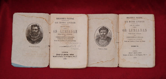 AS07LT24 – [CAMONIANA] Camões, Luiz de [Braga, Teophilo (pref. e rev.)] –OS LUSIADAS. Col. Bibliotheca Nacional – Os Bons Livros. 2 Tomos. Lisboa. Pereira & Amorim, Editores. 1881