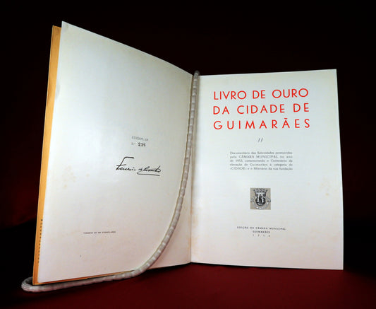 AS08LT01 – [Cardozo, Mário (org.)] – LIVRO DE OURO DA CIDADE DE GUIMARÃES. Guimarães. Câmara Municipal de Guimarães. 1953