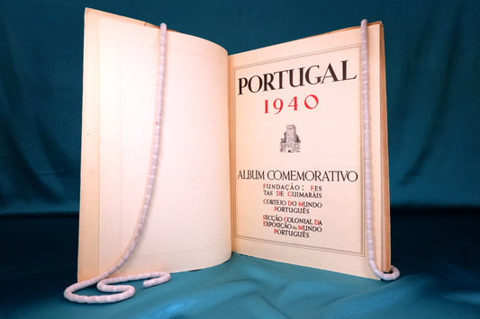 AS08LT05 – [Galvão, Henrique; Malta, Eduardo; Lapa, Manuel)] – (PORTUGAL 1940: ALBUM COMEMORATIVO DAS FESTAS CENTENÁRIAS DE GUIMARÃIS, DO CORTEJO DO MUNDO PORTUGUÊS, E DA SECÇÃO COLONIAL DA EXPOSIÇÃO DO MUNDO PORTUGUÊS. Porto. Lit. Nacional. 1940