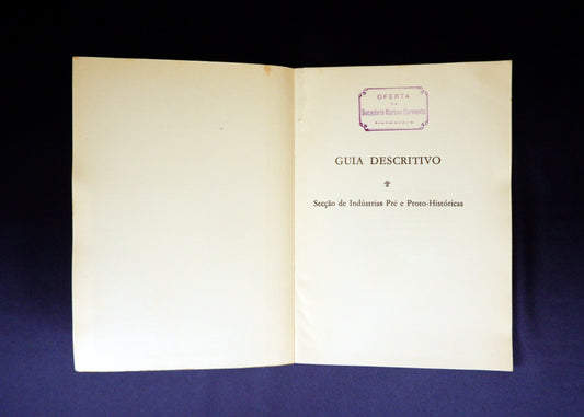 AS08LT81 – Guimarães, Francisco José Salgado – MUSEU MARTINS SARMENTO – SECÇÃO DE INDÚSTRIAS PRÉ E PROTO-HISTÓRICAS: GUIA DESCRITIVO. Guimarães. Sociedade Martins Sarmento.1980