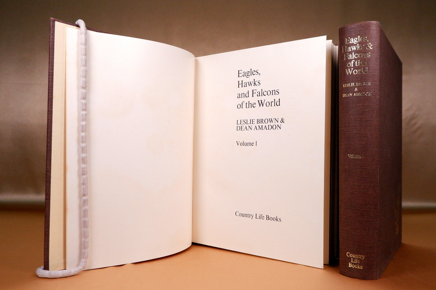 AS09LT01 – [ORNITOLOGIA] Brown, Leslie & Amadon, Dean – EAGLES, HAWKS AND FALCONS OF THE WORLD. 2 vols. Felton, Middlesex. Country Life Books. 1968