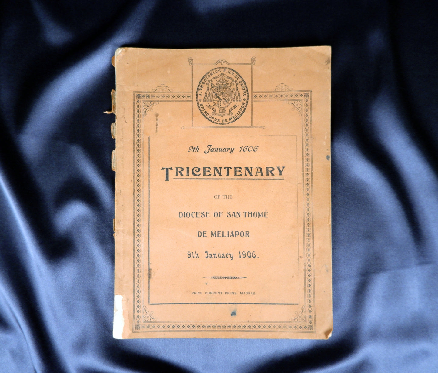 AS09LT08 – [ÍNDIA PORTUGUESA = PORTUGUESE INDIA] TRICENTENARY OF THE DIOCESE OF SAN THOMÉ DE MELIAPOR. Madras. Price Current Press. 1906