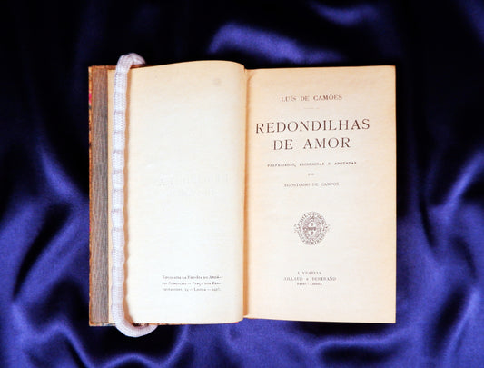 AS09LT17 – [CAMONIANA] Camões, Luís de – REDONDILHAS DE AMOR. Lisboa / Paris. Livrarias Aillaud e Bertrand. 1925