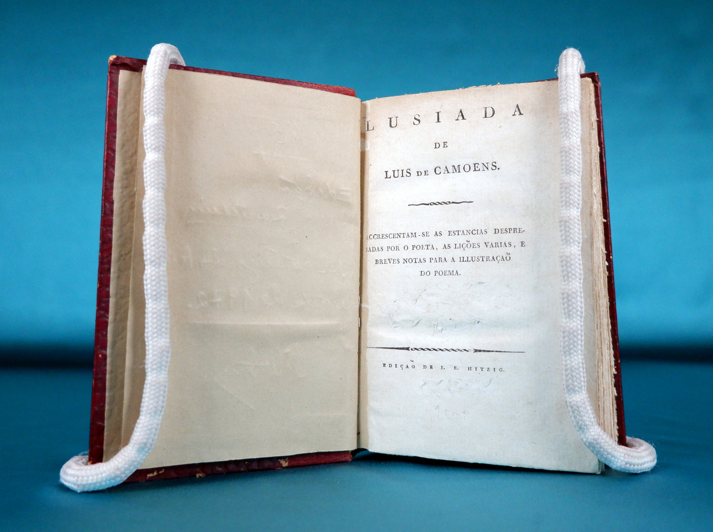 AS09LT20 – [CAMONIANA] Camoens, Luis de – LUSIADA: ACCRESCENTAM-SE AS ESTANCIAS DESPRESADAS POR O POETA, AS LIÇÕES VARIAS, E BREVES NOTAS PARA A ILLUSTRAÇÃO DO POEMA. s.l. [Berlin]. I. E. Hitzig. s.d. [c. 1808 - 1810]