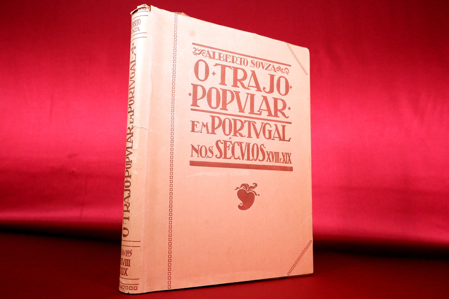 AS09LT23 – Souza, Alberto – O TRAJO POPULAR EM PORTUGAL NOS SECULOS XVIII E XIX. Lisboa. Sociedade Nacional de Tipografia. 1924