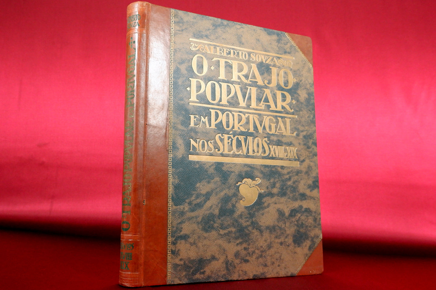 AS09LT23 – Souza, Alberto – O TRAJO POPULAR EM PORTUGAL NOS SECULOS XVIII E XIX. Lisboa. Sociedade Nacional de Tipografia. 1924