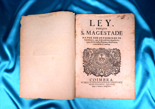 AS09LT24 – [JURÍDICA; LINGUÍSTICA] – LEY PORQUE S. MAGESTADE HA POR BEM DETERMINAR OS TRATAMENTOS, QUE SE DEVERÁÕ DAR DE PALAVRA, E POR ESCRITO NESTES REYNOS, &c. Coimbra. Antonio Simoens Ferreyra, Impressor da Universidade. 1739