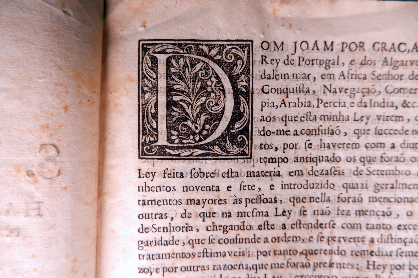 AS09LT24 – [JURÍDICA; LINGUÍSTICA] – LEY PORQUE S. MAGESTADE HA POR BEM DETERMINAR OS TRATAMENTOS, QUE SE DEVERÁÕ DAR DE PALAVRA, E POR ESCRITO NESTES REYNOS, &c. Coimbra. Antonio Simoens Ferreyra, Impressor da Universidade. 1739