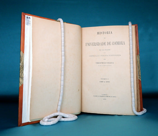 AS09LT59 – Braga, Theophilo – HISTÓRIA DA UNIVERSIDADE DE COIMBRA NAS SUAS RELAÇÕES COM A INSTRUCÇÃO PUBLICA PORTUGUEZA. IV Tomos. Lisboa. Typographia da Academia Real das Sciencias. 1892