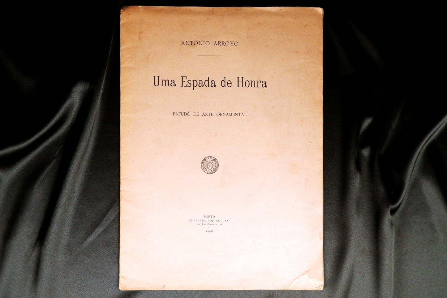 AS09LT61 – Arroyo, Antonio – UMA ESPADA DE HONRA DO ESCULTOR TEIXEIRA LOPES OFFERECIDA PELA ASSOCIAÇÃO COMMERCIAL DO PORTO AO MAJOR MOUSINHO DE ALBUQUERQUE: ESTUDO DE ARTE ORNAMENTAL. Porto. Imprensa Portugueza. 1898