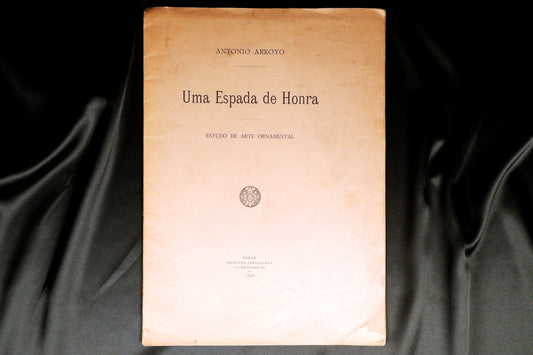 AS09LT61 – Arroyo, Antonio – UMA ESPADA DE HONRA DO ESCULTOR TEIXEIRA LOPES OFFERECIDA PELA ASSOCIAÇÃO COMMERCIAL DO PORTO AO MAJOR MOUSINHO DE ALBUQUERQUE: ESTUDO DE ARTE ORNAMENTAL. Porto. Imprensa Portugueza. 1898