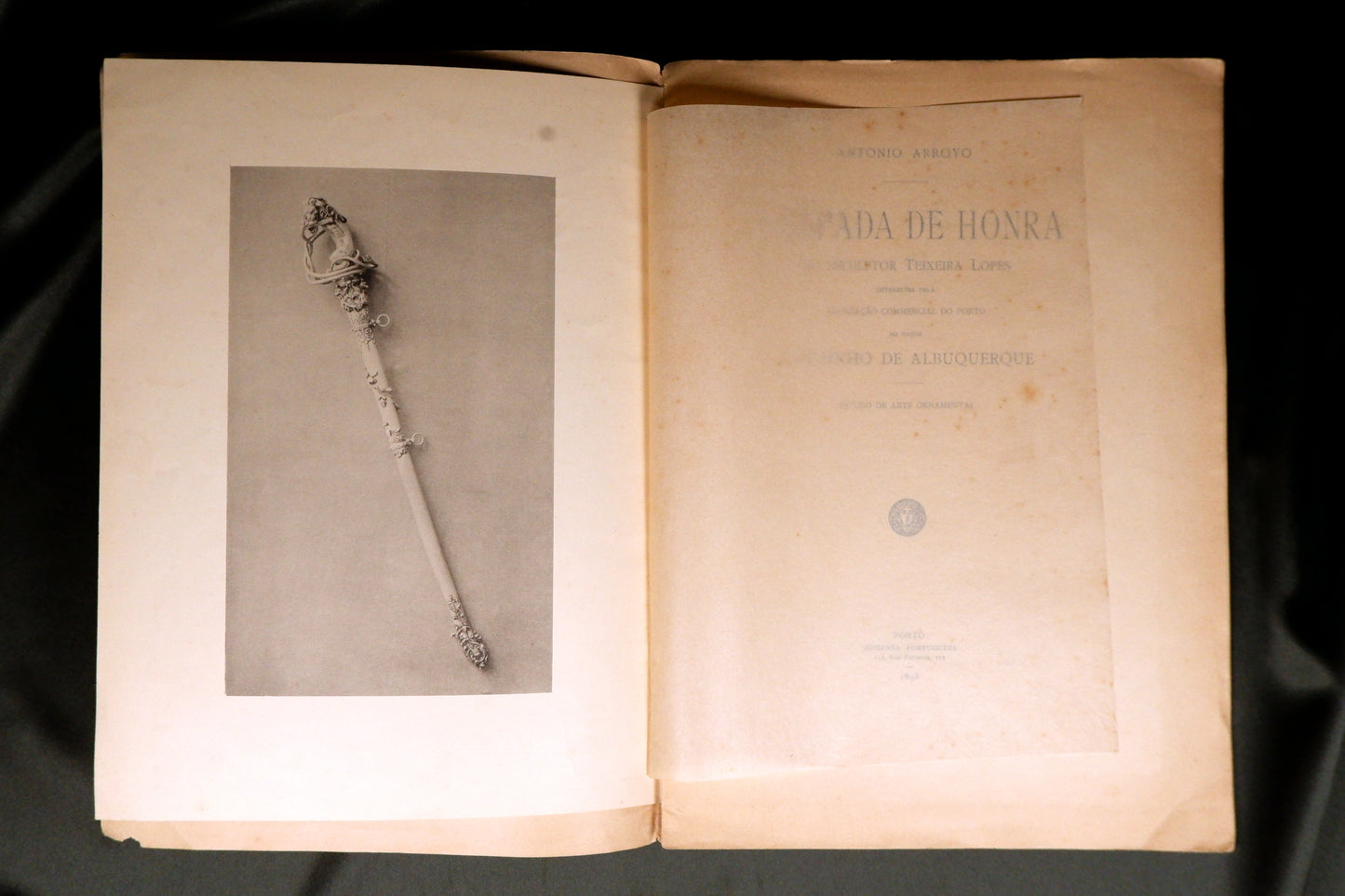 AS09LT61 – Arroyo, Antonio – UMA ESPADA DE HONRA DO ESCULTOR TEIXEIRA LOPES OFFERECIDA PELA ASSOCIAÇÃO COMMERCIAL DO PORTO AO MAJOR MOUSINHO DE ALBUQUERQUE: ESTUDO DE ARTE ORNAMENTAL. Porto. Imprensa Portugueza. 1898