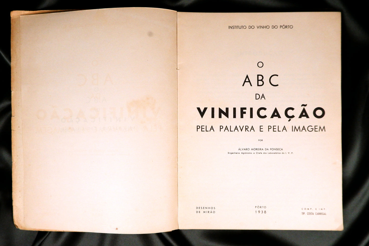 AS09LT68 – Fonseca, Álvaro Moreira da – O ABC DA VINIFICAÇÃO PELA PALAVRA E PELA IMAGEM. Porto. Instituto do Vinho do Porto. 1938