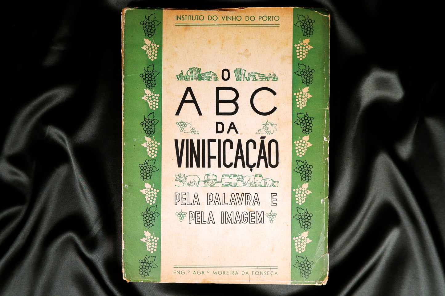 AS09LT68 – Fonseca, Álvaro Moreira da – O ABC DA VINIFICAÇÃO PELA PALAVRA E PELA IMAGEM. Porto. Instituto do Vinho do Porto. 1938