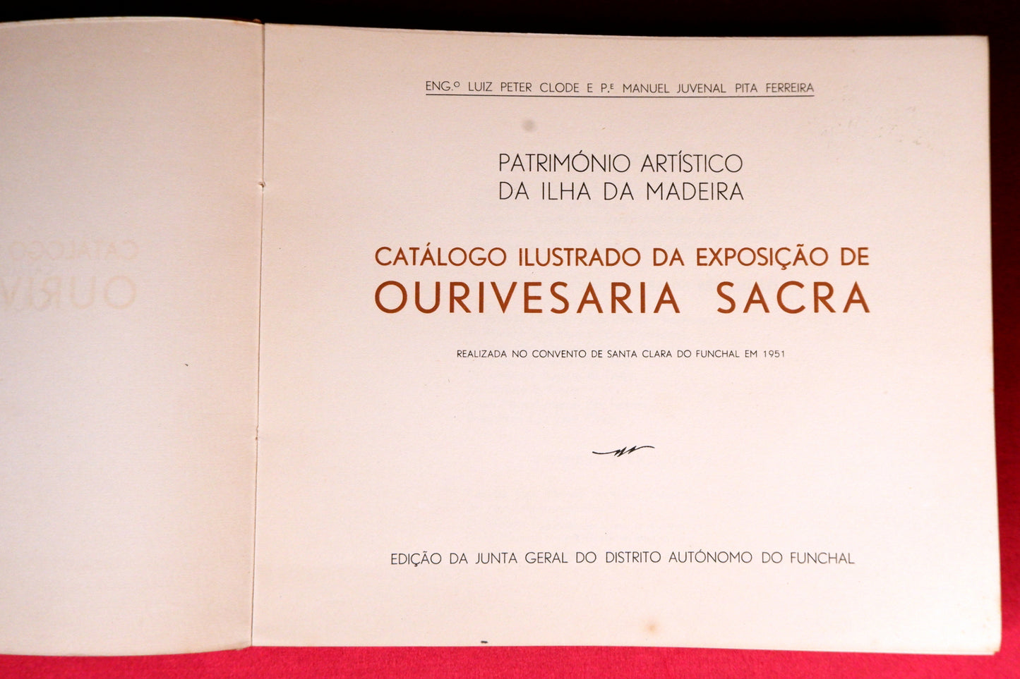 AS09LT74 – Clode, Luiz Peter & Ferreira, Manuel Juvenal Pita – PATRIMÓNIO ARTÍSTICO DA ILHA DA MADEIRA: CATÁLOGO ILUSTRADO DA EXPOSIÇÃO DE OURIVESARIA SACRA, &c. Funchal. Junta Geral do Distrito Autónomo do Funchal. 1951