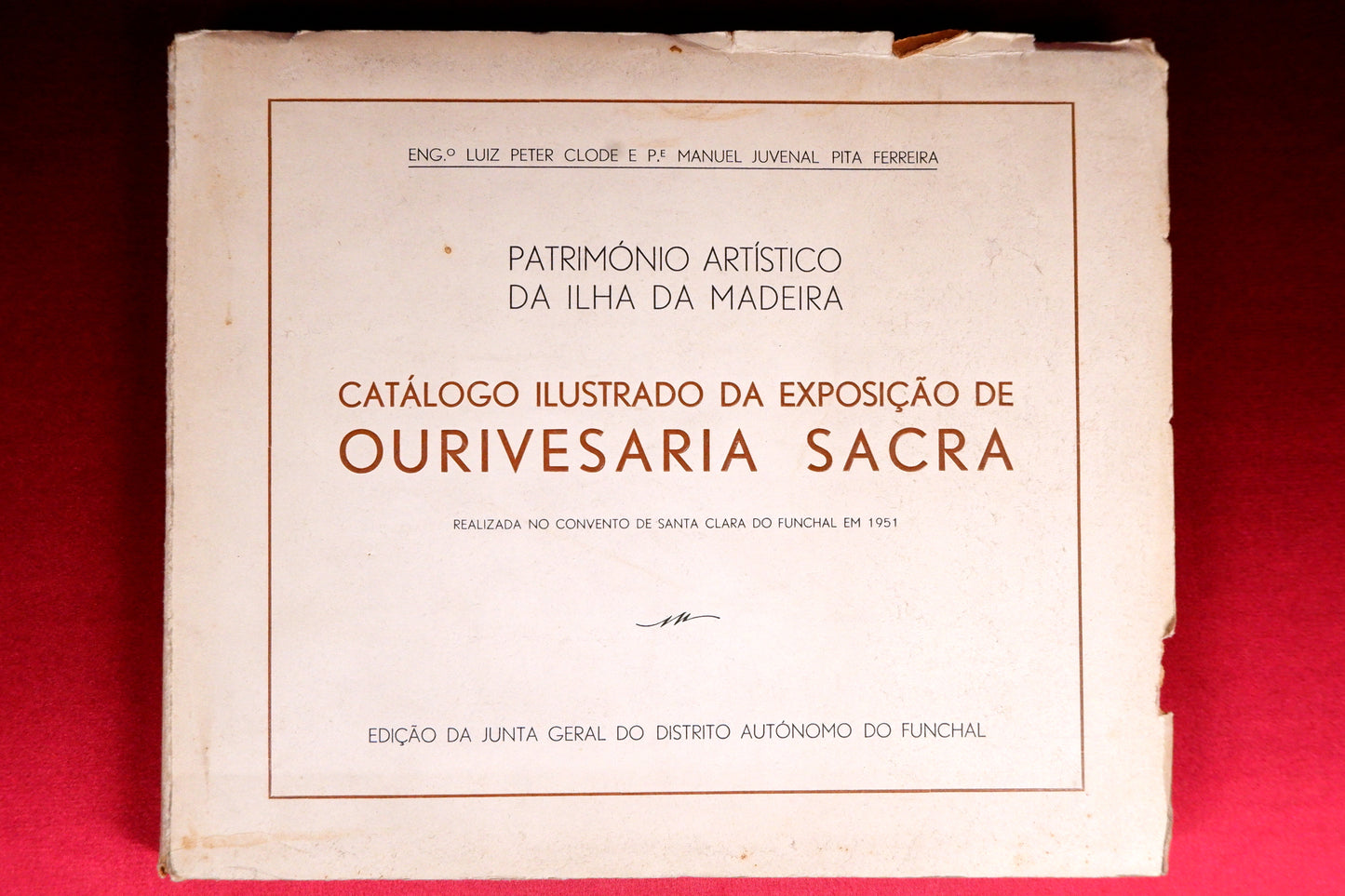 AS09LT74 – Clode, Luiz Peter & Ferreira, Manuel Juvenal Pita – PATRIMÓNIO ARTÍSTICO DA ILHA DA MADEIRA: CATÁLOGO ILUSTRADO DA EXPOSIÇÃO DE OURIVESARIA SACRA, &c. Funchal. Junta Geral do Distrito Autónomo do Funchal. 1951