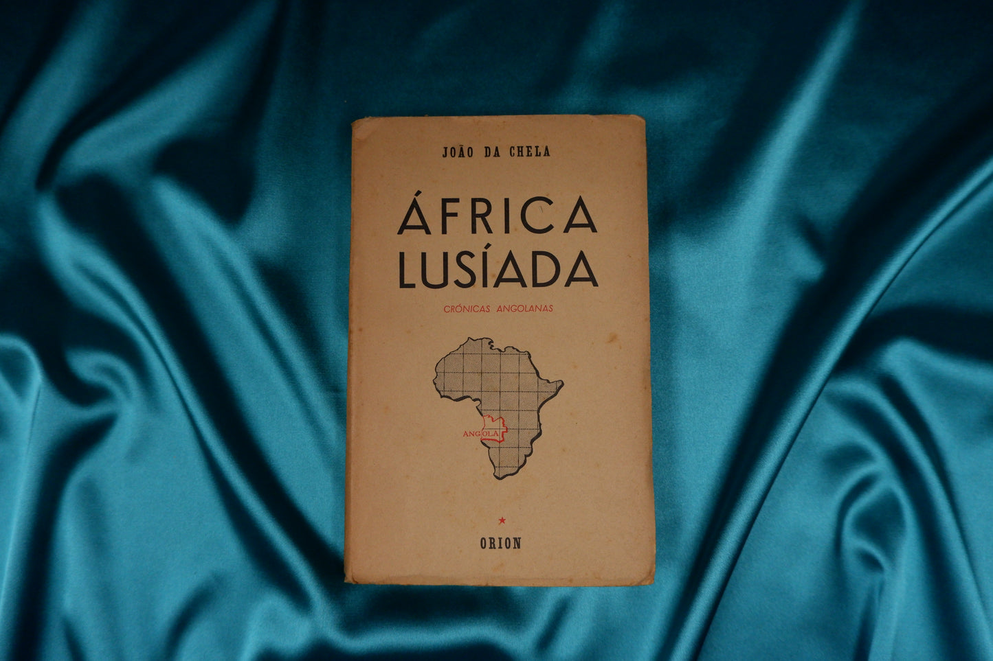 AS10LT01 – [ANGOLA] Chela, João da – ÁFRICA LUSÍADA: CRÓNICAS ANGOLANAS. Lisboa. Orion Editorial-Distribuidora. 1956