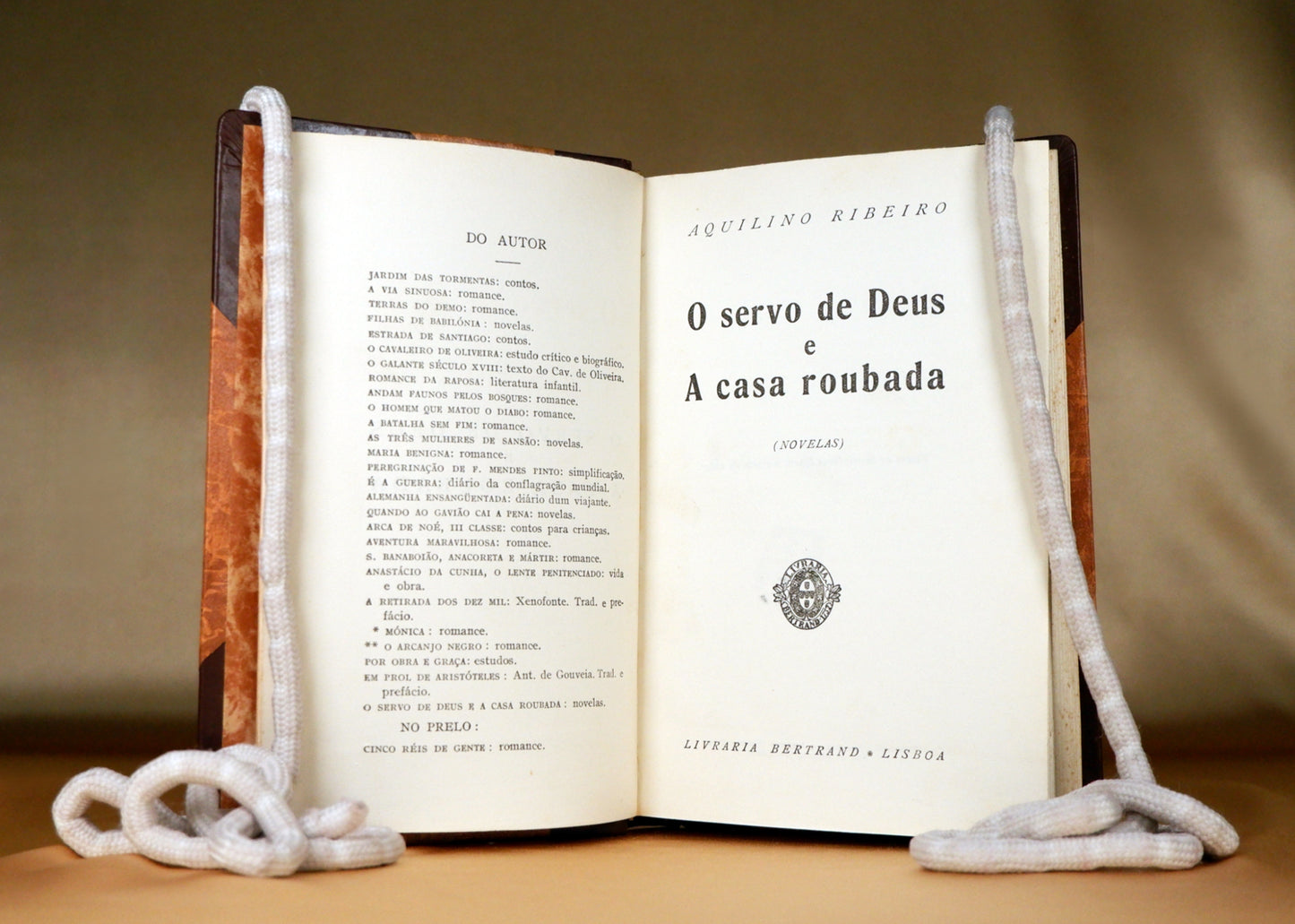 AS10LT09 – Ribeiro, Aquilino – O SERVO DE DEUS E A CASA ROUBADA. Lisboa. Livraria Bertrand. s.d. [1941]