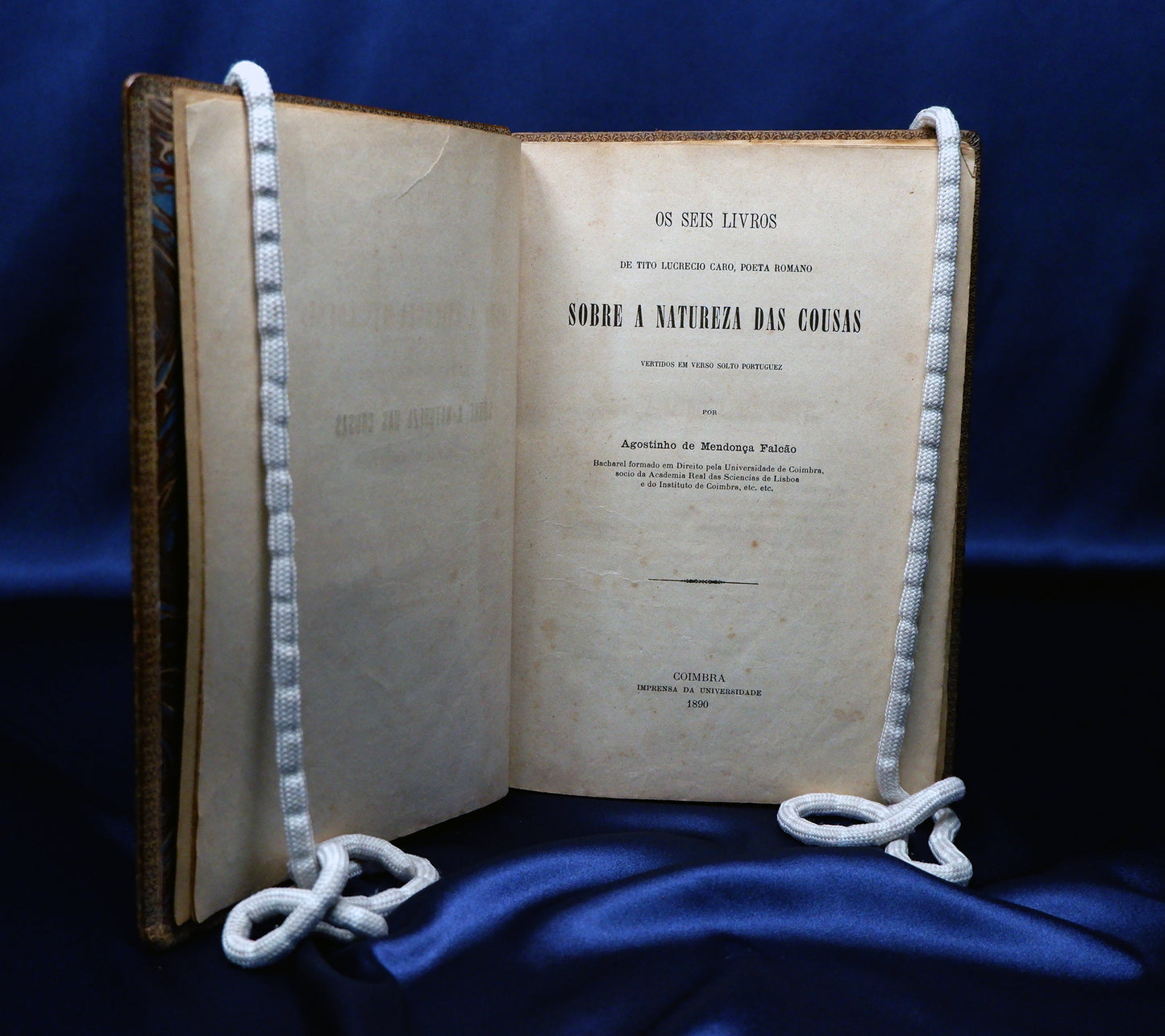 AS10LT15 – Caro, Tito Lucrecio [Carus, Titus Lucretius]; [Falcão, Agostinho de Mendonça (trad.)] – SOBRE A NATUREZA DAS COUSAS [DE RERVM NATVRA]. Coimbra. Imprensa da Universidade. 1890