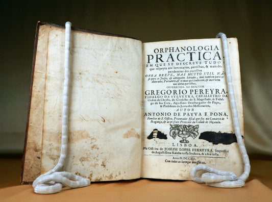 AS10LT16 – Pona, Antonio Payva e – ORPHANOLOGIA PRACTICA, EM QUE SE DESCREVE TUDO O QUE RESPEYTA AOS INVENTARIOS, PARTILHAS, & MAIS DEPENDENCIAS DOS PUPILLOS, &c. Lisboa. Officina de Joseph Lopes Ferreyra. 1713